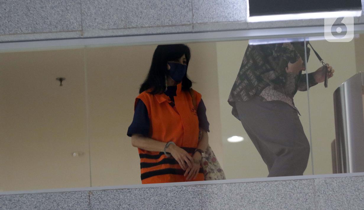 Wakil Direktur PT Adonara Propertindo, Anja Runtuwene usai menjalani pemeriksaan di Gedung KPK, Jakarta, Jumat (20/8/2021). Anja Runtuwene merupakan tersangka dugaan korupsi pengadaan tanah untuk Perumda Pembangunan Sarana Jaya tahun 2019 di Munjul Pondok Ranggon. (Liputan6.com/Helmi Fithriansyah)
