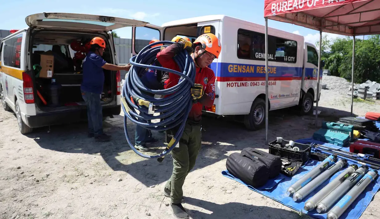 Tim penyelamat mempersiapkan peralatan untuk operasi pencarian korban gempa bumi di General Santos, Filipina, Selasa 9 Juni 2026. (AP Photo/Basilio Sepe)