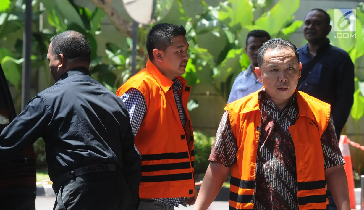Bupati Halmahera Timur nonaktif Rudi Erawan (kanan) dan Wali Kota Kendari nonaktif Adriatma Dwi Putra (tengah) tiba di Gedung KPK, Jakarta, Kamis (15/3). Kedua tersangka menjalani pemeriksaan lanjutan terkait suap. (Merdeka.com/Dwi Narwoko)