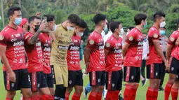 Nadeo Argawinata, Stefano Lilipaly, Eber Bessa, dan Gavin Kwan Adsit tampak menghadiri acara tersebut. (Bola.com/M Iqbal Ichsan)