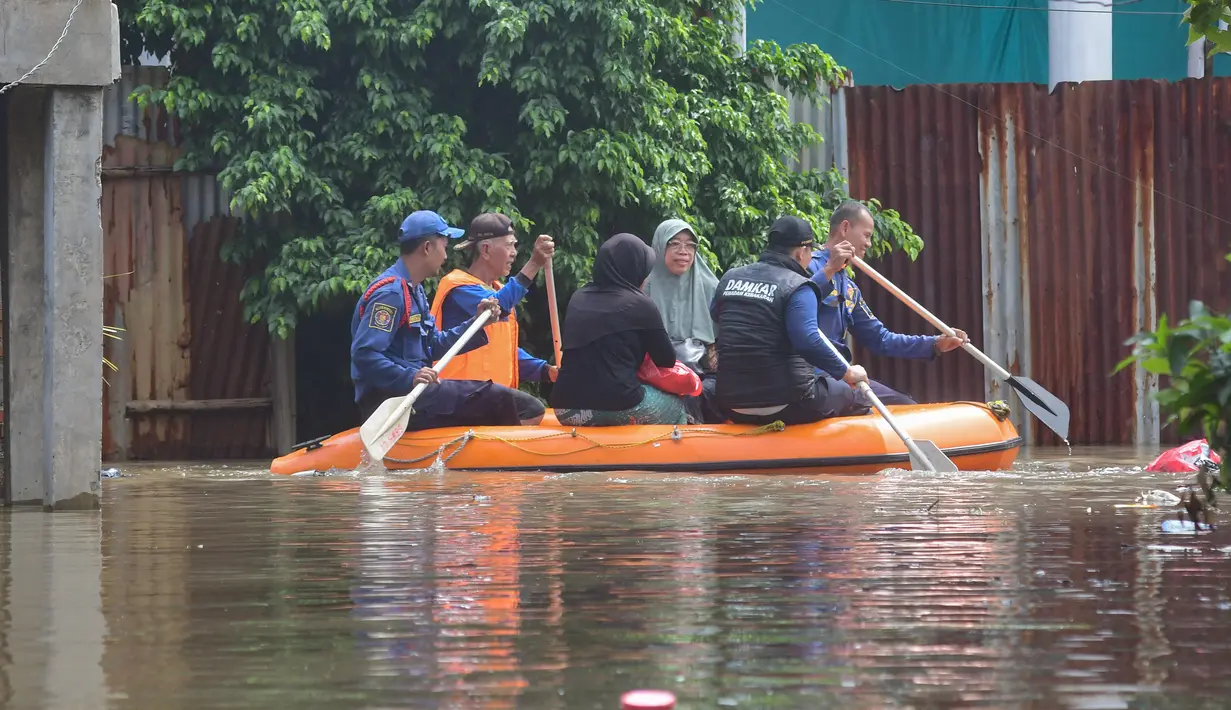 Pemkot Tangerang telah mengerahkan lebih dari 300 personel gabungan dari BPBD, Dinas PUPR, Satpol PP, Dinas Sosial, Dinkes, DLH, Disbudpar dan Damkar untuk melakukan penanganan cepat di lokasi terdampak. (merdeka.com/Arie Basuki)