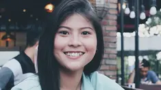 Pernah pakai behel untuk menghilangkan gigi gingsulnya, foto lawas Mitzi Abigail sebelum pakai behel disebut mirip Chelsea Olivia. Selain bermanfaat untuk kesehatan gigi dan mulut, behel tentunya membuat seseorang jadi makin percaya diri ketika senyum, khususnya wanita. Dari sebelum pakai behel sampai giginya kini makin rapi setelah pakai behel, Mitzi cukup sering unggah potret dirinya di Instagram. (Liputan6.com/IG/@mitziabigail)