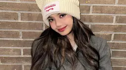 Busana ala musim dingin kali ini Lisa memakai trench coat berwarna abu-abu. Lisa juga menambahkan aksesoris beanie hat berbentuk unik dan lucu. (Instagram/@lalalalisa_m)