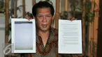 Rudy Sutopo menunjukan berkas konfrensi pers yang disebarkan oleh Agus Wijayanto, Jakarta, Kamis (3/12). Rudy menganggap undangan konfrensi pers tersebut bertendensi mengadu domba dirinya dengan Tommy Soeharto. (Liputan6.com/Yoppy Renato)