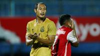 Bek Bhayangkara Solo FC, Hansamu Yama (kiri) saat melawan Persija Jakarta dalam laga matchday ke-3 Grup B Piala Menpora 2021 di Stadion Kanjuruhan, Malang, Rabu (31/3/2021). (Bola.com/M Iqbal Ichsan)
