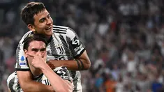 Penyerang Juventus, Dusan Vlahovic berselebrasi dengan rekannya Paulo Dybala usai mencetak gol ke gawang Lazio pada pertandingan lanjutan Liga Serie A Italia di &ldquo;Stadion Allianz&rdquo; di Turin, Selasa (17/5/2022). Juventus bermain imbang atas Lazio 2-2. (AFP/MARCO BERTORELLO)