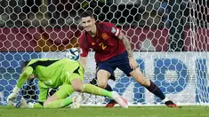 Gelandang Spanyol Oihan Sancet tersenyum setelah mencetak gol kedua timnya ke gawang Skotlandia pada matchday 7 Grup A Kualifikasi EURO 2024 di Estadio Olimpico de Sevilla, Jumat (13/10/2023) WIB. (AP Photo/Jose Breton)