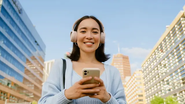 main handphone berjalan santai bahagia