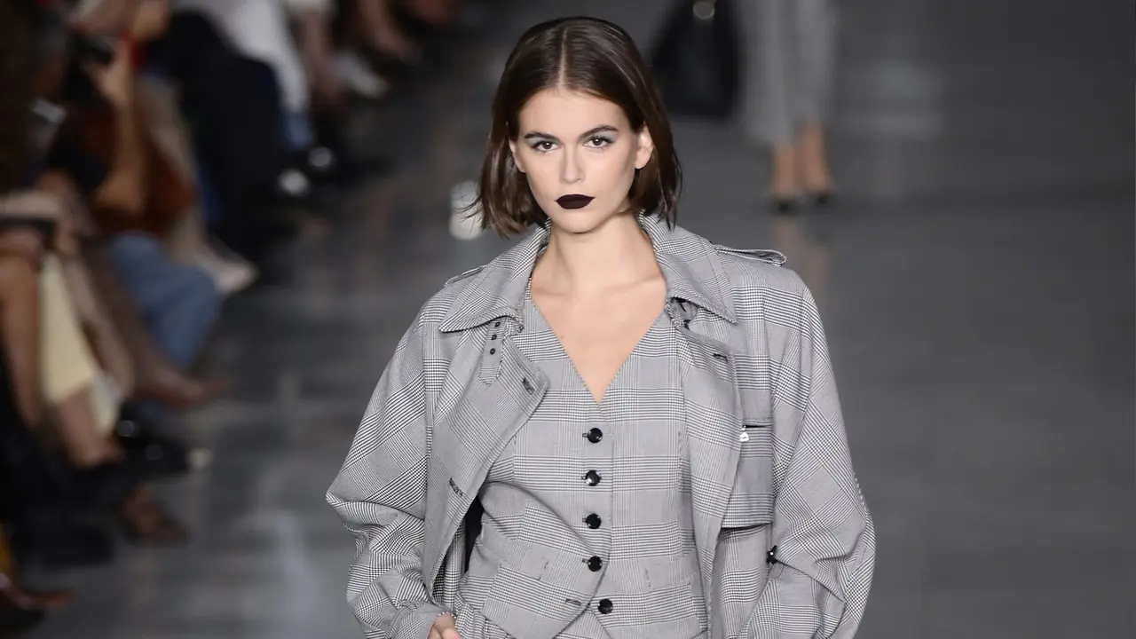 Lenggak-lenggok Model Cantik Kaia Gerber di Milan