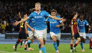 Selebrasi Rasmus Hojlund usai mencetak gol di laga Napoli vs Genoa di pekan ke-6 Serie A 2025/2026 di Stadio Diego Armando Maradona, Minggu (05/10/2025) malam WIB.&nbsp;(Alessandro Garofalo/LaPresse via AP)