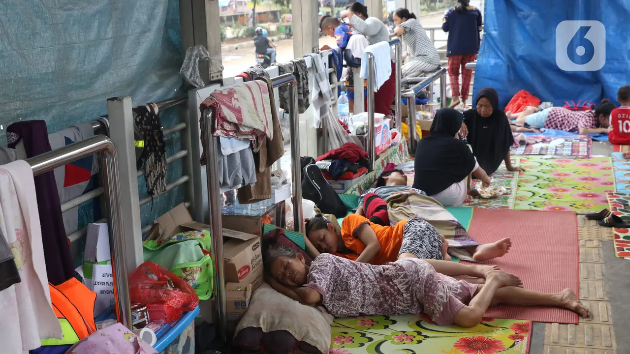 Banjir, Lansia dan Anak-Anak Mengungsi di Halte Transjakarta Jembatan Baru