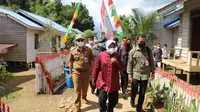 Menteri Sosial (Mensos) Tri Rismaharini menyambangi Suku Dayak Meratus di Kabupaten Hulu Sungai Tengah (HST), Kalimantan Selatan, Selasa (14/9/2021).