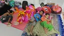 Anak-anak pengungsi bencana tsunami beristirahat di sebuah masjid di Tenjolahang, provinsi Banten, Rabu (26/12). Data sementara jumlah korban dari bencana tsunami Selat Sunda tercatat lebih dari 400 orang meninggal dunia. (Sonny TUMBELAKA / AFP)