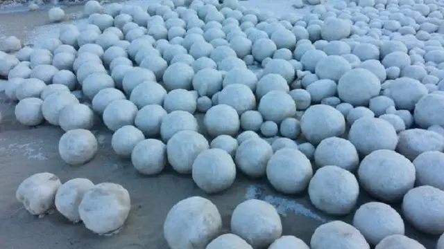 Bola-bola salju di sebuah pantai di Nyda, Siberia