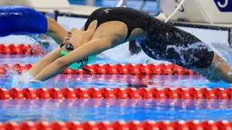 Aksi Gaurika Singh saat berlaga dalam gaya punggung 100 meter Putri di Olimpiade Rio 2016, Rio de Janeiro, Brasil, (7/8). Gaurika Singh merupakan korban dari bencana alam gempa Nepal pada 2015 lalu. (REUTERS/Michael Dalder)