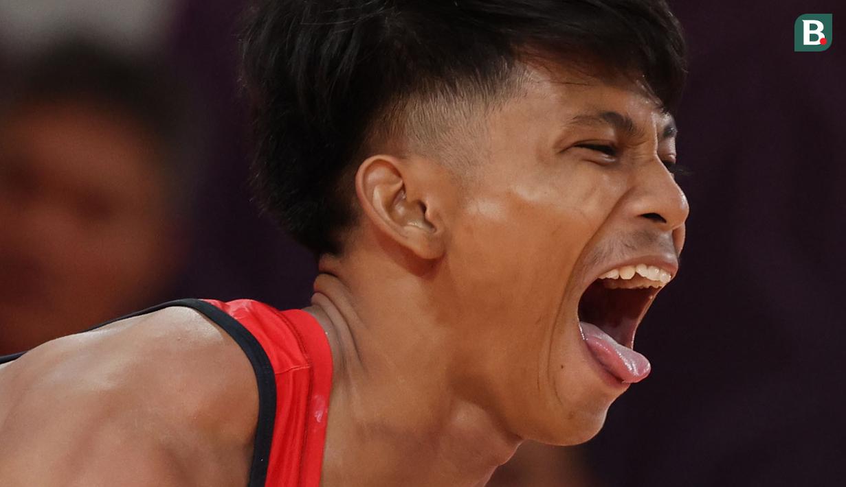 Atlet angkat besi Indonesia, Muhammad Husni berkompetisi pada nomor angkat besi putra 55 kg SEA Games 2023 di Taekwondo Hall Olympic Complex, Phnom Penh, Kamboja, Sabtu (13/05/2023). Husni berhasil meraih medali perunggu setelah melakukan total angkatan 233 kg, dengan rincian 133 kg snatch dan 120 clean & jerk. (Bola.com/Abdul Aziz)