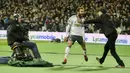 Gelandang Manchester United, Juan Mata, merayakan gol yang dicetaknya ke gawang West Ham pada laga Liga Inggris di Stadion London, Inggris, Senin (2/1/2017). West Ham kalah 0-2 dari MU. (EPA/Hannah McKay)