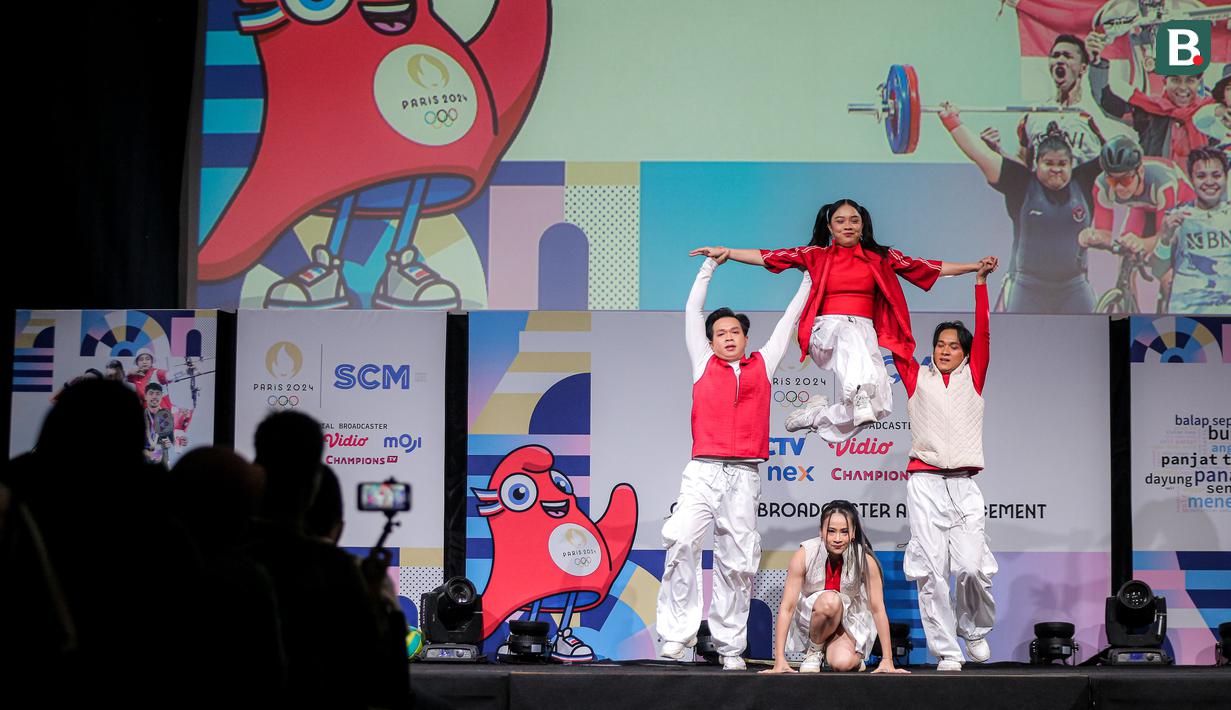 Pertunjukan penari tampil dalam acara pengumuman SCM Grup sebagai pemegang hak siar Olimpiade Paris 2024 di Studio Lt 8 SCTV Tower, Senayan, Jakarta, Rabu (19/06/2024). (Bola.com/Bagaskara Lazuardi)