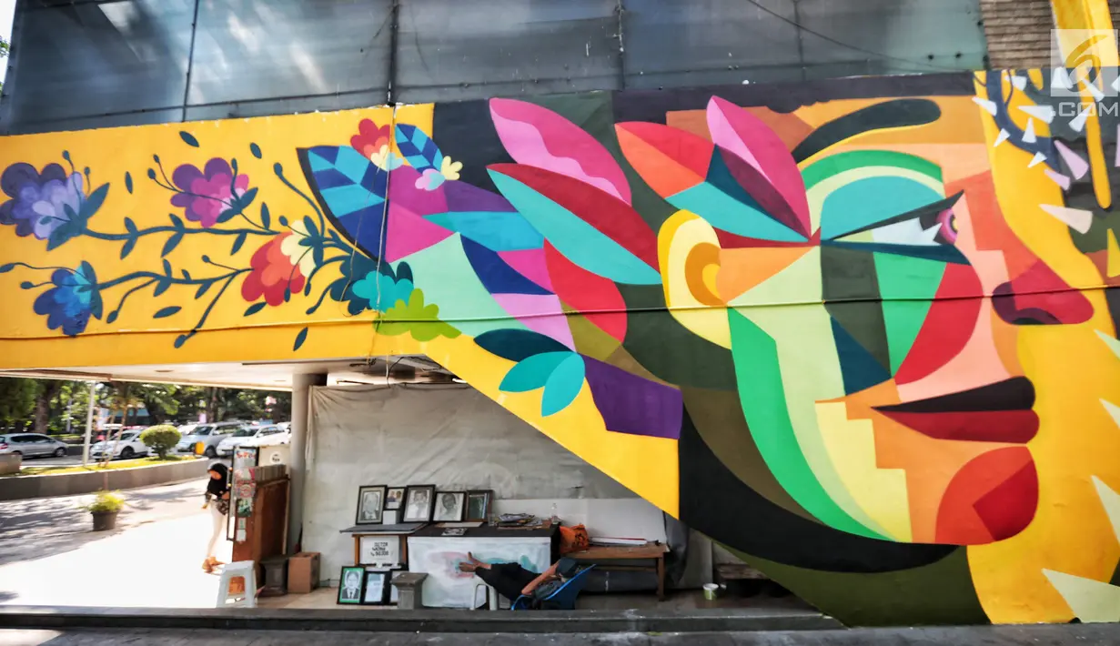 Seni mural seniman Kolombia Diana Ordonez terlihat di TIM, Cikini, Jakarta, Selasa (11/9). Mural tersebut dibuat untuk mempererat kerjasama antara Pemprov DKI dengan Kedutaan Besar Kolombia dalam bidang seni perkotaan. (Liputan6.com/Faizal Fanani)