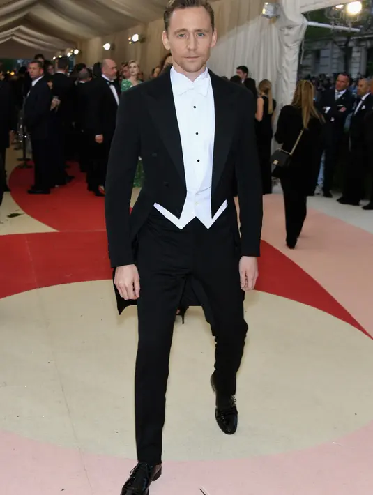 Merasa dirinya terganggu dengan candaan Robert. Akhirnya Tom membuktikan pada penggemarnya bahwa dirinya memfollow akun instagram Taylor. Bahkan, orang pertama yang di follow Tom adalah Taylor Swift. (AFP/Bintang.com)