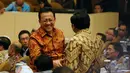 Irman Gusman (kiri) menyalami koleganya disela-sela sidang pemilihan Ketua DPD RI 2014-2019 di Kompleks Parlemen gedung Nusantara V, Jakarta, (Liputan6.com/Helmi Fithriansyah)