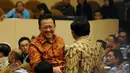 Irman Gusman (kiri) menyalami koleganya disela-sela sidang pemilihan Ketua DPD RI 2014-2019 di Kompleks Parlemen gedung Nusantara V, Jakarta, (Liputan6.com/Helmi Fithriansyah)