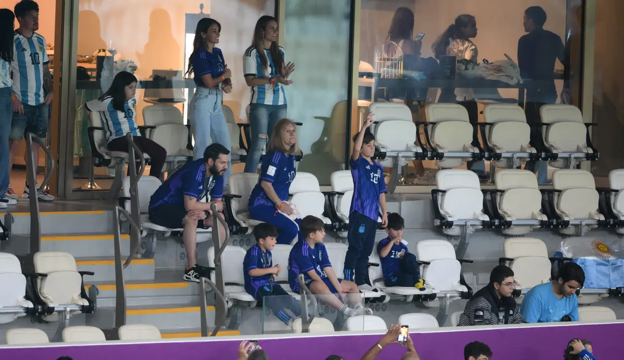 Istri penyerang Argentina Lionel Messi, Antonela Roccuzzo, ibunya Celia Maria Cuccittini dan kerabat tiba sebelum dimulainya pertandingan semifinal Piala Dunia Qatar 2022 antara Argentina dan Kroasia di Stadion Lusail di Lusail , Doha, Rabu (14/12/2022). Argentina menang atas Kroasia 3-0. (AF[/Paul Ellis)