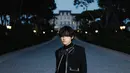 Wajah familiar lainnya adalah Taehyung BTS. Taehyung tampil luar biasa mengenakan all-black suit dengan cropped blazer dan statement bow tie. Foto: Instagram.