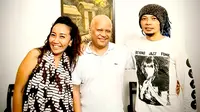 Ilham A Habibie (tengah), Venzha Christ (kanan), dan Idha Jacinta (kiri) pada pertemuan 29 Januari 2022 silam di Lingkungan Kraton Yogyakarta
sumber : istimewa (IUN)