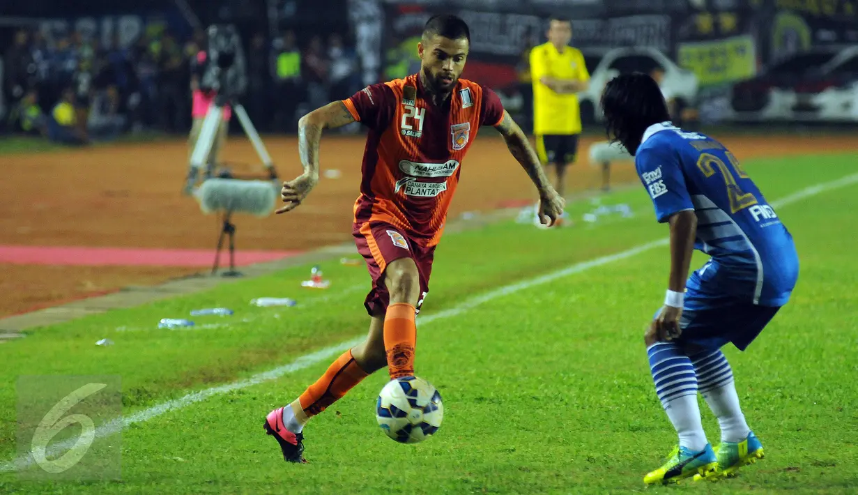 Bek PBFC, Diego Michiels (kiri) mencoba melewati kawalan bek Persib Hariono di laga lanjutan Turnamen Piala Bhayangkara di Stadion Si Jalak Harupat, Bandung, Minggu (20/3/2016). Persib unggul 1-0 atas PBFC. (Liputan6.com/Helmi Fithriansyah)
