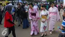 Pengunjung menggunakan kimono saat festival Jak-Japan Matsuri 2016 di Jakarta, Sabtu (3/9). Kimono merupakan pakaian khas negeri sakura dan memiliki ciri khas masing-masing yang sering di gunakan oleh para wanita Jepang. (Liputan6.com/Angga Yuniar)