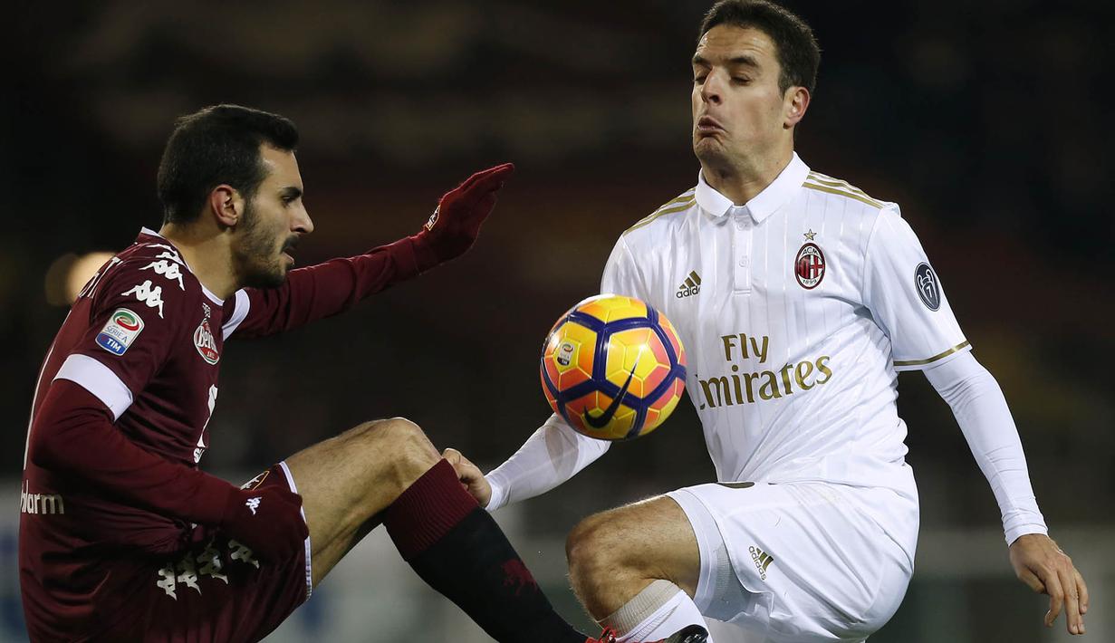 Bek Torino, Davide Zappacosta, berebut bola dengan gelandang AC Milan, Giacomo Bonaventura. Pada laga ini Milan lebih menguasai jalannya pertandingan dengan penguasaan bola mencapai 58 persen. (AFP/Marco Bertorello)