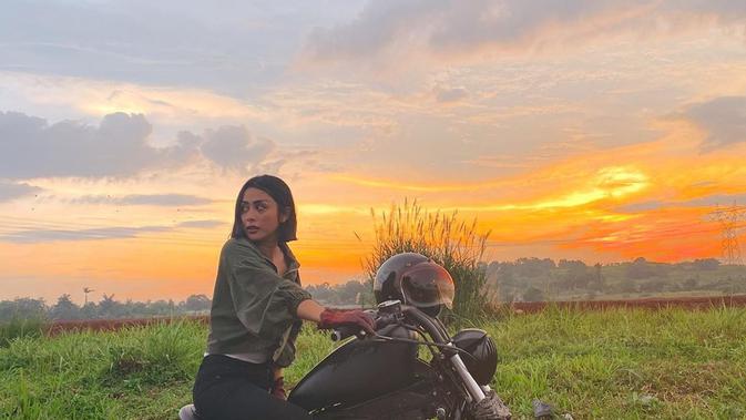Potret Selvi Kitty naik moge. (Sumber: Instagram/selvikitty)