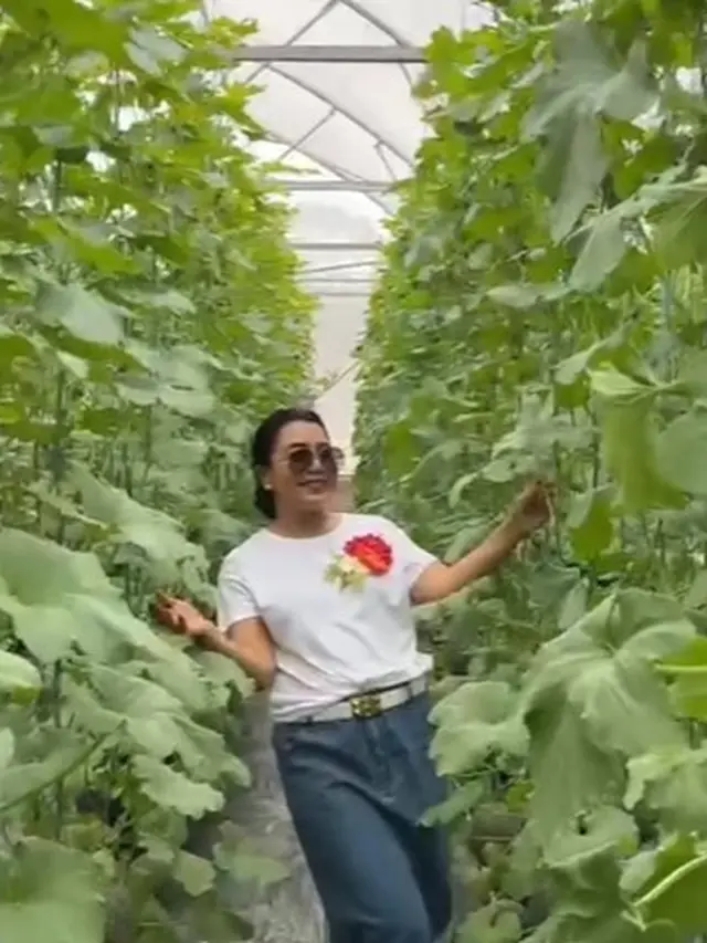 Mayangsari di kebun melon (Instagram/mayangsari_official)