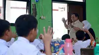 Kedatangan Presiden Prabowo Subianto untuk meninjau langsung pelaksanaan program Makan Bergizi Gratis (MBG). (Foto: Handout/Istana Kepresidenan Indonesia/AFP)