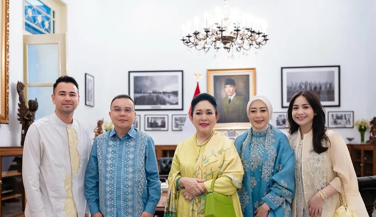 Nagita Slavina padukan blouse lace berkancing dengan outer organza lace berwarna kuning [@raffinagita1717]