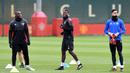Para pemain Manchester United tamoak rileks saat berlatih di kompleks latihan dekat Carrington, Manchester, Selasa (21/11/2017). MU akan melawan Basel pada lanjutan Liga Champions. (AFP/Paul Ellis)