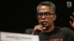 Perwakilan promotor Adib Hidayat memberikan keterangan jelang konser grup band Guns N’ Roses (GNR) di stadion GBK, Jakarta, Selasa (6/11). Konser yang berlangsung sekitar tiga jam akan dipadati 50.000 penonton. (Liputan6.com/Faizal Fanani)
