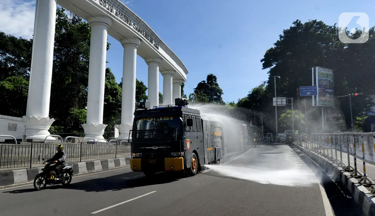 Polresta Bogor mengerahkan mobil water cannon untuk melakukan penyemprotan disinfektan di kawasan Tugu Kujang, Bogor, Selasa (31/3/2020). Penyemprotan disinfektan secara menyeluruh di wilayah Kota Bogor itu guna mencegah memutus rantai penyebaran virus corona. (merdeka.com/Arie Basuki)