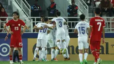 Para pemain Uzbekistan melakukan selebrasi setelah gol bunuh diri yang dicetak oleh Indonesia saat pertandingan semifinal Piala Asia U-23 Qatar 2024 melawan Indonesia di Stadion Abdullah Bin Khalifa di Doha pada 29 April 2024. (KARIM JAAFAR/AFP)
