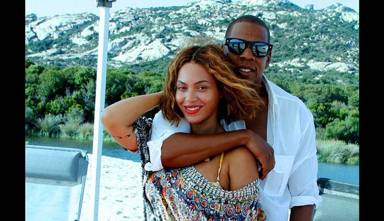 Beyonce dan Jay-Z saling memeluk dan tersenyum bahagia ke kamera saat liburan di Perancis bagian selatan, (17/9/14). (Dailymail)