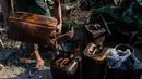 Pekerja menuangkan minyak mentah ke dalam jeriken saat melakukan pengeboran di sumur minyak ilegal di Minhla, Myanmar, 10 Maret 2019. Para pekerja dapat mengebor hingga satu kilometer ke dalam tanah. (Ye Aung THU/AFP)