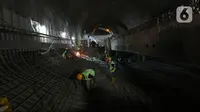 Aktivitas pekerja kereta cepat saat melakukan pengeboran terowongan dan pemasangan besi di tunnel 1 di daerah Halim dan tunnel 7 di daerah Padalarang, Selasa (25/5/2021). Diharapkan pada tahun 2022 KCIC siap beroperasi melayani penumpang. (Kapanlagi.com/Budy Santoso)