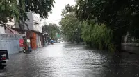 Banjir, Puluhan Orang Gunakan Truk Kontainer untuk Bekerja