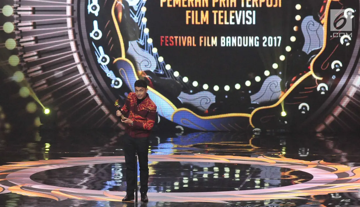 Aktor Dimas Aditya menerima penghargaan Pemeran Pria Terpuji Film Televisi dalam ajang Festival Film Bandung 2017 di studio 6 Emtek, Jakarta (22/10). (Liputan6.com/Helmi Afandi)