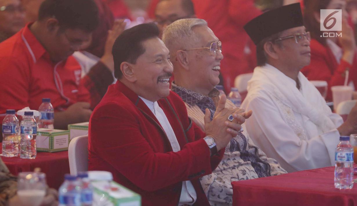 Ketua Umum PKPI, AM Hendropriyono bersama Wakil Presiden ke-6 Tri Sutrisno saat menghadiri acara Syukuran PKPI di Cipayung, Jakarta, Jumat (29/12). (Liputan6.com/Faizal Fanani)