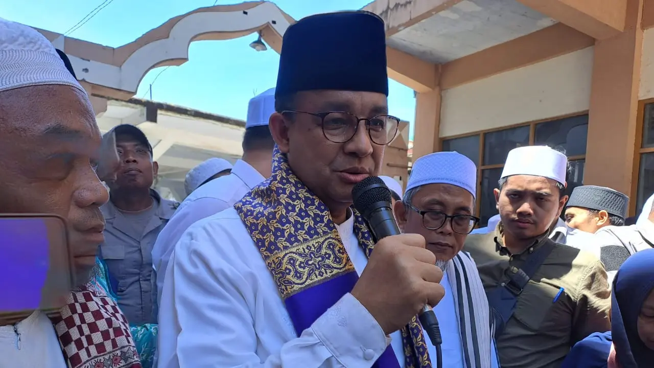 Calon Presiden (Capres) nomor urut satu Anies Baswedan saat bersilaturahmi di Pondok Pesantren (Ponpes) Al-Aziziyah, Nusa Tenggara Barat (NTB), Selasa (19/12/2023).