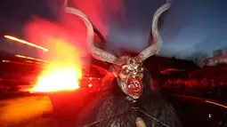 Seorang pria berpakaian seperti Krampus, mahkluk setengah kambing dan setengah iblis, dalam sebuah acara di Boerwang, 24 November 2018. Krampus merupakan legenda tradisi Natal di Jerman untuk menakuti anak-anak yang nakal. (KARL-JOSEF HILDENBRAND/DPA/AFP)