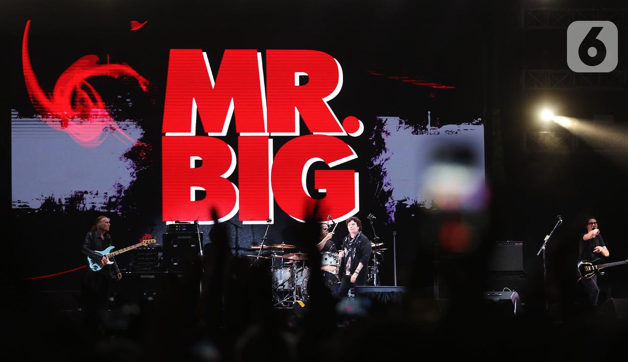 Grup musik rock asal Amerika Serikat, Mr. Big saat tampil pada hari pertama The 90's Festival 2023 di Gambir Expo Kemayoran, Jakarta Utara, Sabtu (12/8/2023). (Liputan6.com/Johan Tallo)