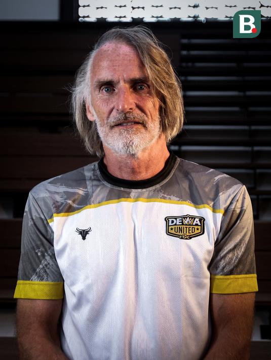<p>Pelatih Dewa United, Jan Olde Riekerink berpose di depan fotografer setelah melakukan sesi wawancara di basecamp Dewa United, Pagedangan, Tangerang, Selasa (18/07/2023). (Bola.com/Bagaskara Lazuardi)</p>